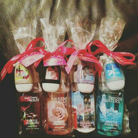 Bath Body Works Gift Ideas, Bath And Body Soap Christmas Gift, Bath N Body Works Gift Ideas, Holiday Teacher Gifts Xmas Easy Diy, Bath And Body Works Christmas Gifts, Bath And Body Works Basket Ideas, Work Christmas Goodie Bags Gift Ideas, Bath And Body Works Gift Ideas Baskets, Christmas Gift Bag Ideas For Friends