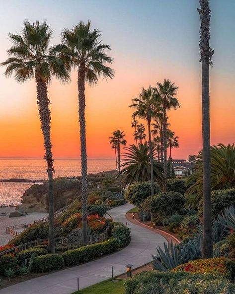 Laguna Beach California, Look At The Sky, Pretty Landscapes, Watch Wallpaper, Pretty Sky, California Beach, Sunset Pictures, Beach California, Summer Pictures