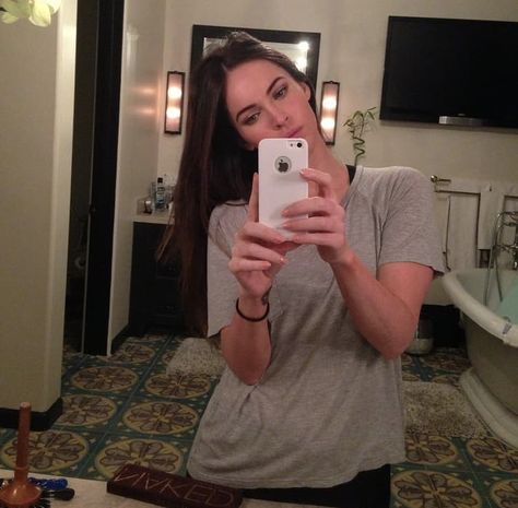 Megan Fox Pregnant, Selfie Photos, Megan Denise Fox, New Photo Download, Megan Fox, New Photos, Fav Celebs, Pretty Woman, Work Outfit