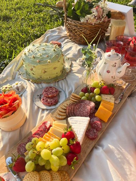 Cute Picnic Snacks, Foods For Picnic Ideas, Pick Nick Birthday Party Ideas, Picnic Birthday Food, Picnic Party Ideas Food, Picnic Aesthetic Food Ideas, Birthday Picnic Brunch, Picnic Layout Ideas, Bday Picnic Aesthetic