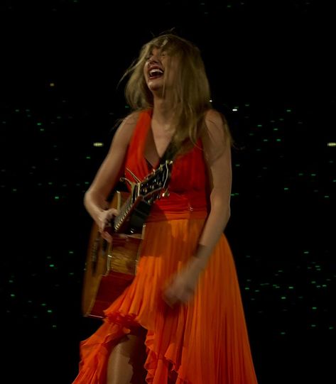 tayblessings (@tayblessings) on X London Night, All About Taylor Swift, Orange Ombre, London Tours, Red Taylor, Picture Outfits, Taylor Swift Pictures, Taylor Alison Swift, Lady And Gentlemen