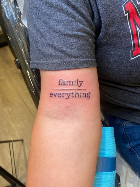 Tattoos To Get For Your Niece, Family Over Everything Tattoo Women, Matching Tattoos For 4 Cousins, Family Arm Tattoo For Women, Family Over Everything Tattoo Ideas, Matching Sibling Tattoos For 5, Family Meaningful Tattoos, Tattoos For Aunts And Nieces, Big Family Tattoo Ideas