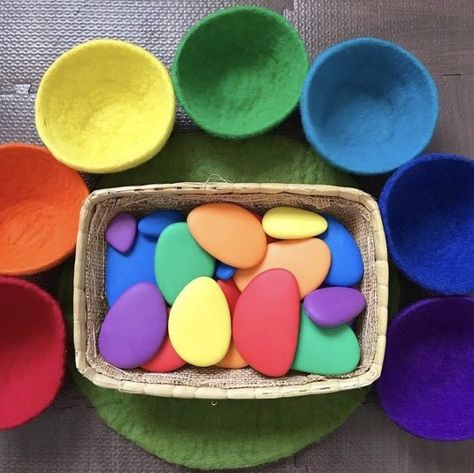 best toys for kids Rainbow Pebbles, Baby Zintuiglijk, Vetenskapliga Experiment, Diy Montessori Toys, Montessori Diy, Baby Play Activities, Montessori Toddler Activities, Baby Learning Activities, Daycare Ideas