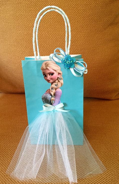 Disney Frozen Birthday Party Idea Elsa Birthday Gift Ideas, Frozen Gift Ideas, Elsa Goodie Bag Ideas, Frozen Birthday Presents Gift Ideas, Frozen Party Pack Ideas, Disney Frozen Party Bags, Paper Bag Decoration, Frozen Diy, Frozen Birthday Party Decorations