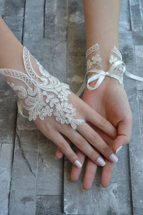 Vintage Glamour Wedding, Manset Lengan, Bride Gloves, Alana Blanchard, Wedding Accessories For Bride, Bridesmaid Dresses Under 100, Wedding Gloves, Bridal Gloves, Lace Cuffs