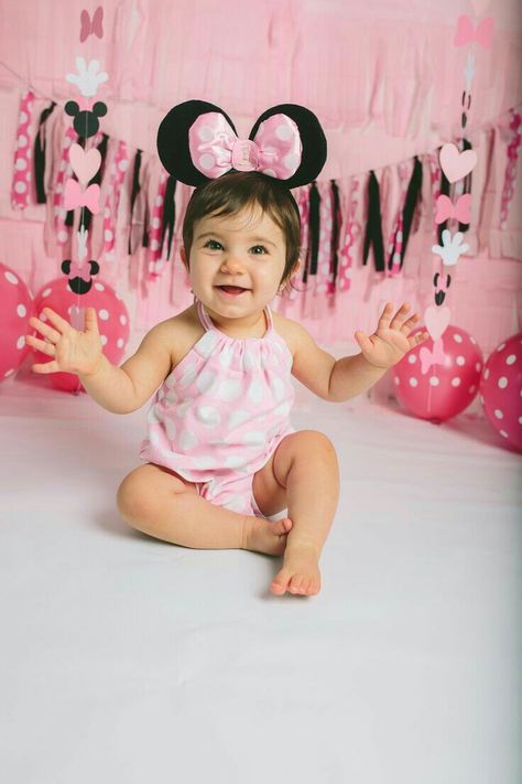 Minnie Mouse Birthday Photoshoot Ideas, One Year Old Photography, Cake One Year, Minnie Mouse Smash Cake, Themed Cake Smash, Minnie Mouse Decorations, Smash Photoshoot, Minnie Mouse First Birthday, Minnie Mouse 1st Birthday