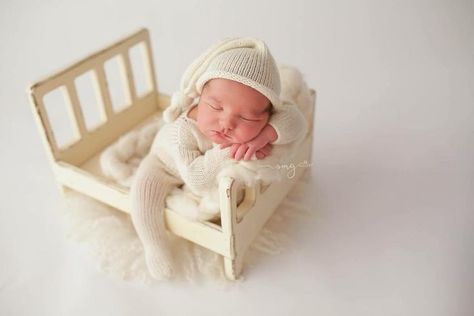 Sleepy newborn in little bed. Newborn Photography Setup, Newborn Photo Pose, Newborn Baby Bedding, Diy Newborn Photography, Newborn Bed, Foto Newborn, Newborn Photography Boy, Baby Pictures Newborn, Newborn Photography Poses