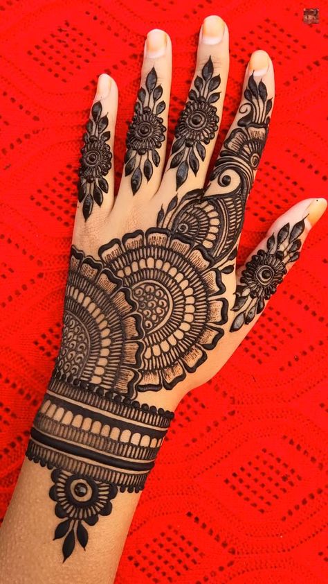 Beautiful Simple Mehndi Design, Hand Mehndi Designs, Back Hand Mehndi, Henna Inspo, Simple Mehendi Designs, Designs Mehndi, Tato Henna, Mehndi Designs For Kids, Very Simple Mehndi Designs