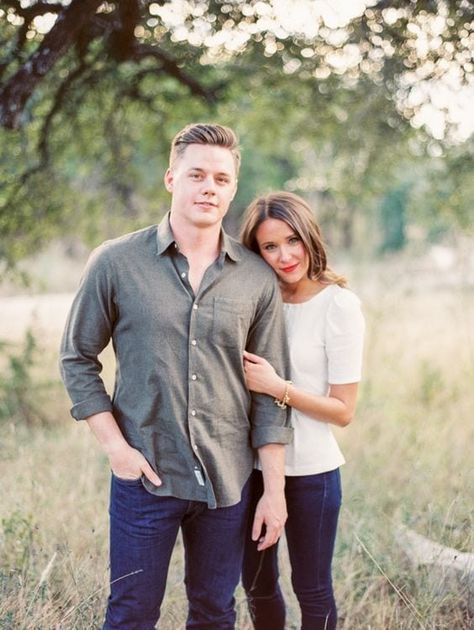 Spring Engagement Photos Outfits, Cute Engagement Photos, Couple Engagement Pictures, Spring Engagement Photos, Engagement Pictures Poses, Engagement Photos Fall, Spring Engagement, Couple Picture Poses, Engagement Poses