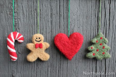 Needle Felted Christmas Ornaments Felted Christmas Ornaments Diy, Needle Felted Christmas Pictures, Beginner Felting Projects, Felting Tutorials Beginner, Needle Felting For Beginners, Needle Felting Ideas For Beginners, Needlefelt Christmas, Felting Projects For Beginners, Needle Felted Christmas Ornaments