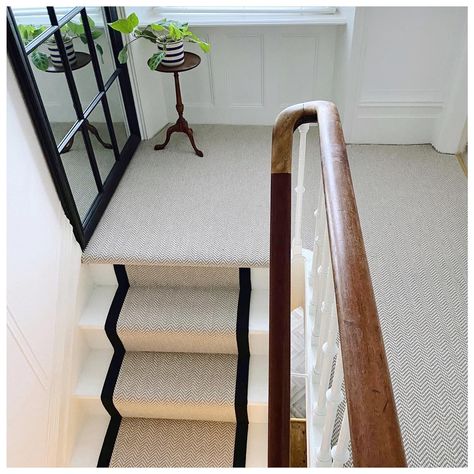 Staircase Landing Decor, Rug Design Ideas, Stairs And Hallway Ideas, Landing Decor, Entrance Hall Decor, Carpet Staircase, Tiled Hallway, House Staircase, Hallway Inspiration