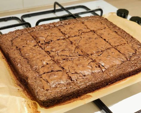 We all get cravings for something rich and chocolatey every once in a while, and whipping up a batch of these delicious brownies will definitely hit the spot! Kfc Biscuit Recipe, Kfc Biscuits, Healthy Vegan Brownies, Ineskohl Kitchen, Famous Fudge, Copycat Kfc, Yummy Bars, Brownies Cheesecake, Brownies Fudgy