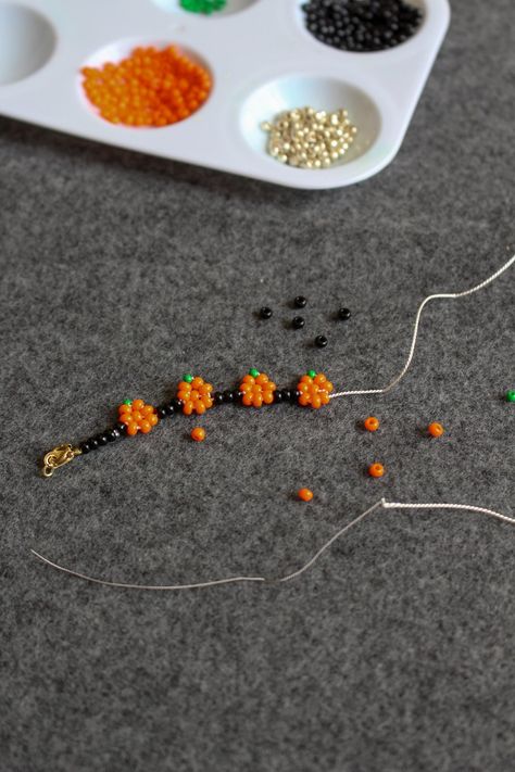 Cute Halloween Beaded Bracelets, Seed Beaded Halloween Earring Patterns, Pumpkin Jewelry Diy, Beading Ideas Bracelets, Pony Bead Pumpkins, Beaded Pumpkin Bracelet, Fall Bead Crafts, Seed Bead Halloween Jewelry, Pumpkin Beaded Bracelet