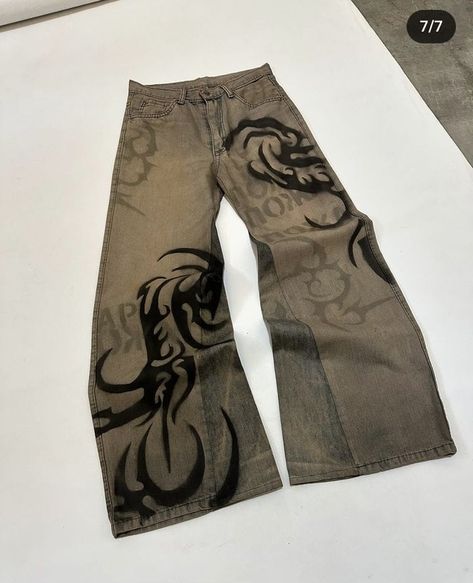 Black Pants Design Paint, Bleach Stencil Jeans, Drawn On Pants, Y2k Pants Diy, Paint Pants Ideas Aesthetic, Upcycle Pants Diy, Grunge Pants Diy, Painting Jeans Y2k, Paint Pants Ideas