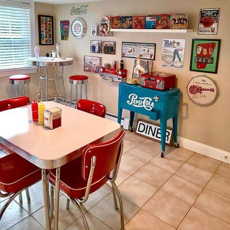 American Chairs on Instagram: “We love this classic 50's retro diner look our customers created. The set fits right in with their vintage memorabilia and dazzling…” 1950s Diner Kitchen, Retro Diner Kitchen, Diner Style Kitchen, Retro Diner Decor, 50s Diner Kitchen, 50s Living Room, 50s Kitchen Decor, 50s Home, 50s House