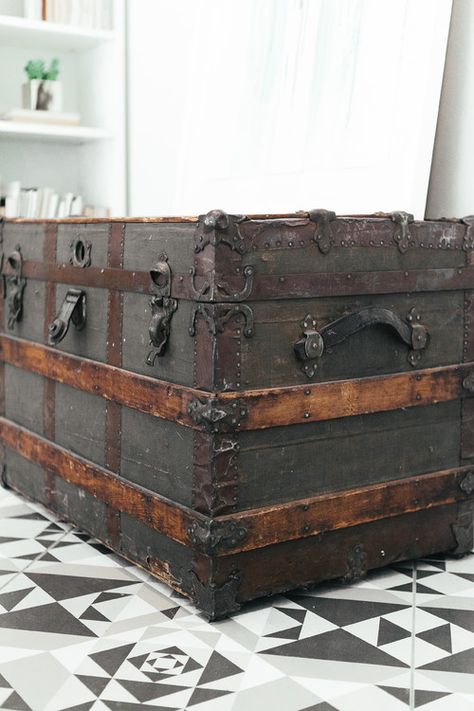 10 Vintage Steamer Trunk Ideas - Town & Country Living Bedroom Storage Trunks, Steam Trunk Ideas, Old Trunks Ideas Decor, Steamer Trunk Table, Steamer Trunk Decor, Vintage Wooden Trunk, Old Steamer Trunk Ideas Repurposed, Vintage Trunk Ideas, Old Trunks Makeover Ideas