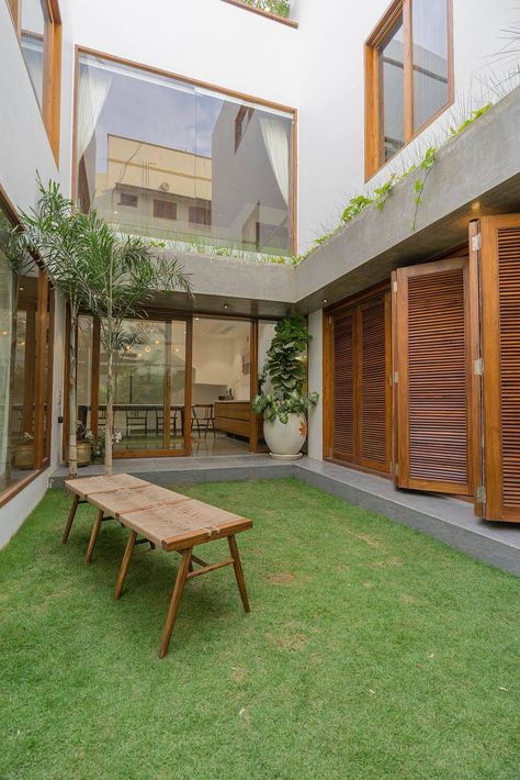 Indoor Courtyard, Courtyard Gardens Design, Courtyard House Plans, Front Courtyard, Courtyard Design, Indian Home Design, Small Courtyards, Village Photography, Home Garden Design