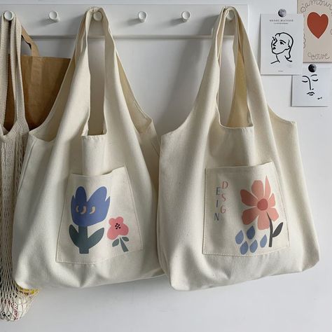 Cute Grocery Bags, Cloth Shopping Bags, Minimalist Spring Fashion, Canvas Tote Bag With Pockets, Tot Bag Aesthetic, Canvas Bags Ideas, Tote Bag Storage Ideas, Cute Tote Bags For School, How To Make A Tote Bag