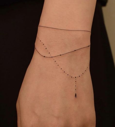 Armband Tattoo Frau, Tattoo For Women Ideas, Braclet Tattoo, Anklet Tattoos For Women, Wrap Around Wrist Tattoos, Wrist Bracelet Tattoo, Meaningful Wrist Tattoos, Ankle Bracelet Tattoo, Bracelet Tattoo