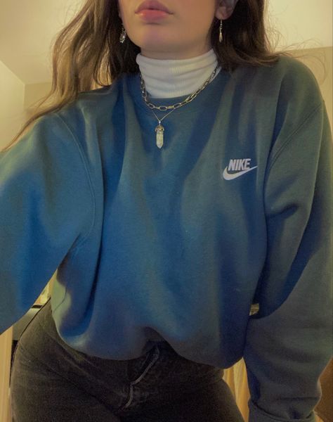 White turtleneck nike blue crewneck with layered silver necklaces. An indie look perhaps Layered Silver Necklaces, White Turtleneck Outfit, Crewneck Outfit, Looks Hippie, Turtleneck Outfit, Nike Crewneck, Cold Outfits, Nike Pullover, Blue Crewneck