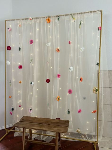 Floral Curtain Backdrop, Butterfly Bridal Shower Backdrop, Photo Backdrop Bridal Shower Diy, Hanging Flower Backdrop Wedding, Wildflower Photo Backdrop, Baby Shower Flower Backdrop, Backdrop With Hanging Flowers, Bachelorette Background, Wedding Backdrop For Photos