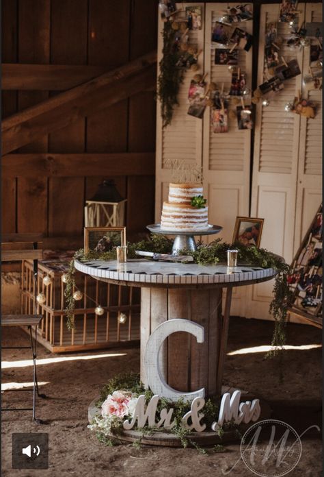 Spool Wedding cake table Rustic Wedding Cake Table Ideas, Wedding Table Decorations Country, Barrel Tables Wedding, Spool Decorations Wedding, Cable Reel Wedding Ideas, Wedding Spool Tables, Spool Wedding Table, Diy Wedding Cake Table Decor, Rustic Cake Table Ideas