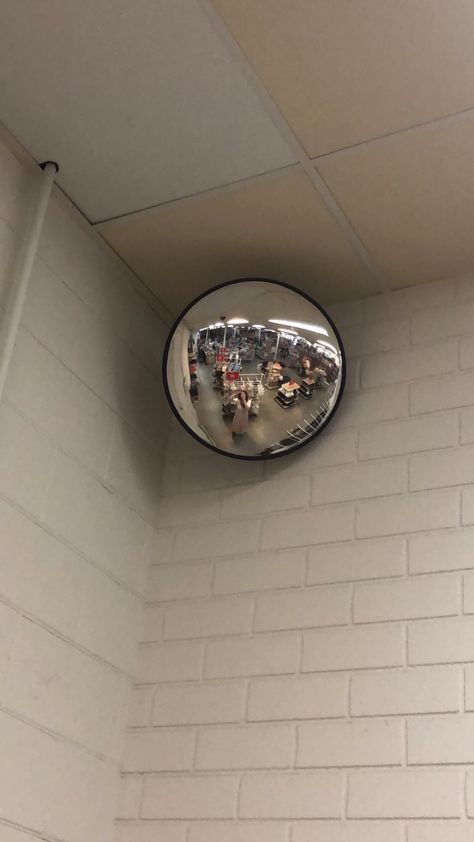 Record Circle Mirror, Fish Eye Mirror Room, Circle Mirror Bedroom Wall Decor, Warped Mirror, Diy Wall Mirror Ideas, Mirror Ideas Living Room, Barbies Dreamhouse, Store Selfie, Fisheye Mirror