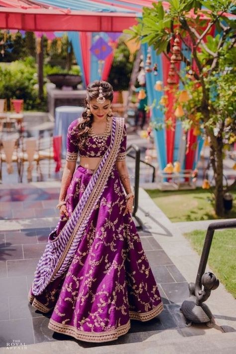 The Most Offbeat & Unique Sabyasachi Lehenga Colours That We Spotted On Real Brides Off Late! Sabyasachi Lehenga Bridal, Purple Lehenga, Sabyasachi Bridal, Mehendi Outfits, Sabyasachi Lehenga, Indian Outfits Lehenga, Reception Lehenga, Wedding Lehenga Designs, Bridal Lehenga Collection