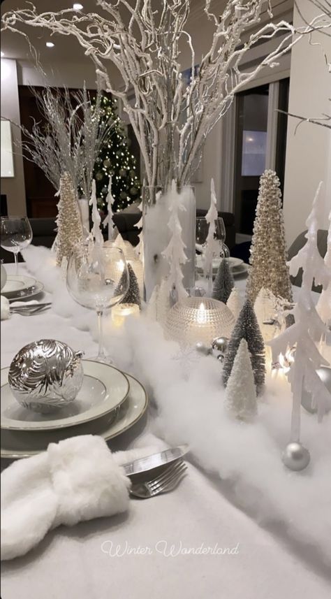 Winterwonderland Table Centerpiece, Winter Wonder Land Centerpieces, White Christmas Decorating Ideas Winter Wonderland Table Decorations, Winter Table Settings Dinner Parties, Elegant Winter Wonderland Decorations, Christmas Decor Ideas Silver And White, Fake Snow Table Decor, Faux Fur Table Runner Christmas, Snow Table Decorations