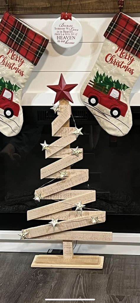 Lath Christmas Tree, Yard Stick Christmas Crafts, Christmas Diy Wooden Crafts, Useful Scrap Wood Projects, Lathe Christmas Trees, Paint Stick Christmas Tree, Rustic Wooden Christmas Trees, Crafts From Pallets, Diy Wood Christmas Projects