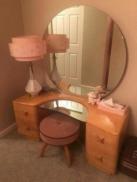 Gothabilly Home Decor, Pink Mid Century Modern Bedroom, Haywood Wakefield Furniture, Dressing Table Aesthetic, Pink Dressing Table, Dressing Table Vintage, Haywood Wakefield, Retro Dressing Table, Mid Century Dressing Table