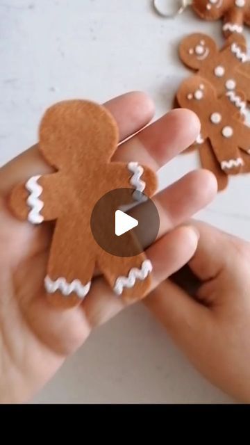 No Sew Gingerbread Man, Gingerbread Man Felt Pattern, Gingerbread Felt Ornaments Diy, Diy Felt Gingerbread Man, Gingerbread Man Garland Diy, Felt Gingerbread Man Ornaments, Diy Gingerbread Man Crafts, Diy Gingerbread Man Decorations, Gingerbread Man Ornaments Diy