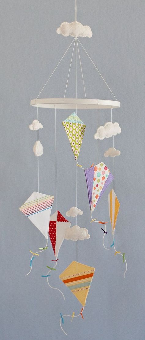 Mobiles For Kids, Mobile Craft, Diy Baby Mobile, Baby Mobil, Diy Bebe, Diy Mobile, Nursery Mobile, Baby Diy, Kites