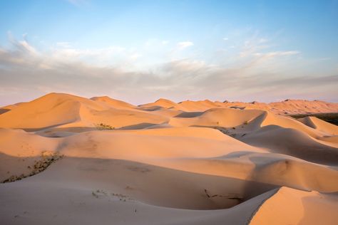 Mongolia Trip is incomplete without a visit to the Gobi Desert: Famous for its unique natural formations. Read 20 interesting facts about the Gobi Desert. Snow Planet, Desert Snow, Rain Shadow, Winter Deserts, Deserts Of The World, Gobi Desert, Great Basin, Small Ponds, Sonoran Desert