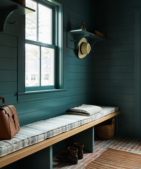 8 design tips to take from this classic New England home | Historic Paint Colours, New England Style Homes, Alcove Storage, Millwork Details, Shaker Style Kitchens, Mudroom Design, Kitchen Cabinet Styles, New England Homes, Brick Flooring