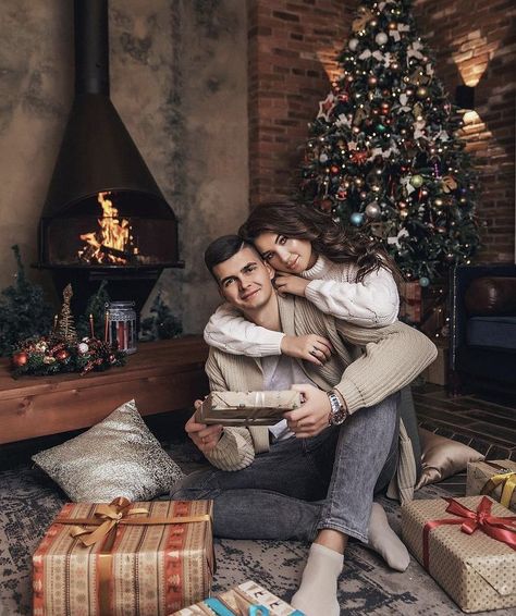 Xmas Couple Photos, Christmas Pfp Aesthetic, Christmas Photography Couples, Christmas Photos Outfits, Home Decor Ideas Christmas, Christmas Couple Photos, Christmas Couple Pictures, Christmas Pictures Outfits, Christmas Home Decorations