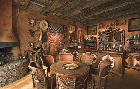 Cantina Western Cafe, Old West Decor, Saloon Decor, Diy Bar Stools, Western Bar, Cowboys Bar, Western Saloon, Rustic Inspiration, Living Room Upholstery