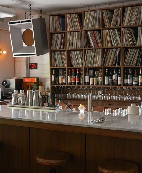 Japanese Listening Bar, Japanese Record Bar, Live Music Bar Aesthetic, Hifi Bar, Japan Karaoke Bar Aesthetic, Listening Bar, Dark Academia Room Ideas, Jazz Bar Japan, Bar Live Music