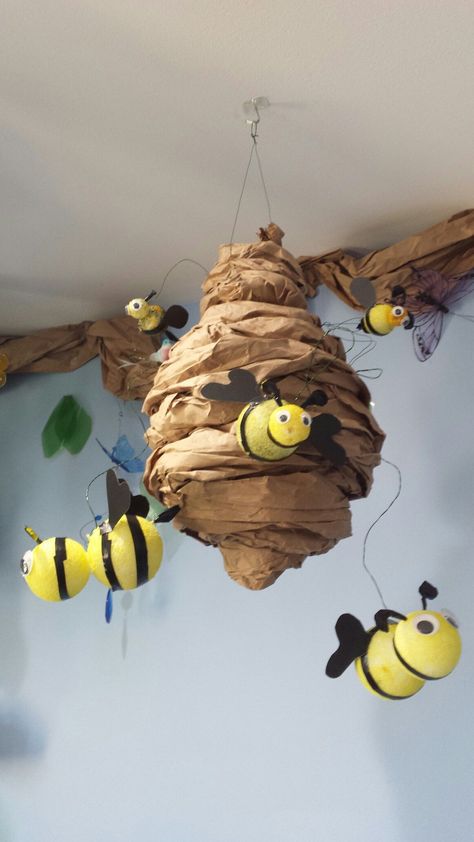 Bee Decorations, Bee Hive Craft, Perfect Classroom, Bee Themed Classroom, Science Classroom Decorations, Bee Classroom, Hantverk Diy, Packaging Paper, Bee Crafts