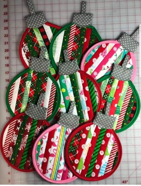 Christmas Decorations Sewing, Christmas Potholders, Girls Crafts, Christmas Quilting Projects, Christmas Quilting, Christmas Sewing Projects, Holiday Sewing, Bazaar Ideas, Fabric Christmas Ornaments Diy