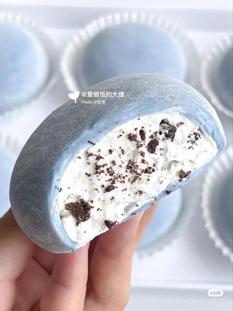 Mochi Oreo, Aesthetic Mochi, Food Mochi, Mochi Aesthetic, Ice Cream Mochi, Oreo Cream, Mochi Ice Cream, Blue Desserts, Blue Food