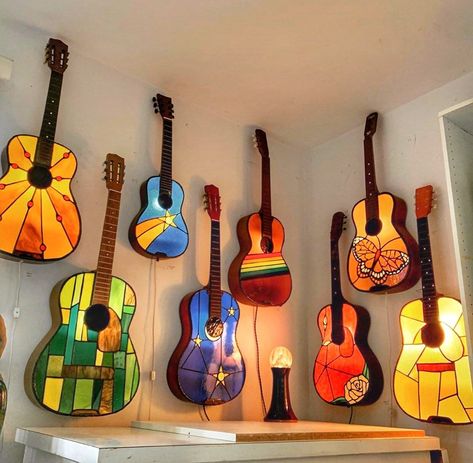 Guitar Art Project, Guitar Lamp, Painted Ukulele, Music Furniture, Stained Glass Kits, Diy Stained Glass Window, Instruments Art, Guitar Painting, Glass Diy