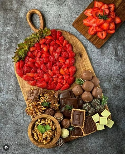 Instagram photo by kreativnost u kuhinji • Apr 10, 2022 at 6:25 AM Strawberry Board, Dessert Boards, Fruit Platter Designs, Dessert Board, Charcuterie Inspiration, Charcuterie Recipes, Xmas Food, Fruit Platter, Christmas Chocolate