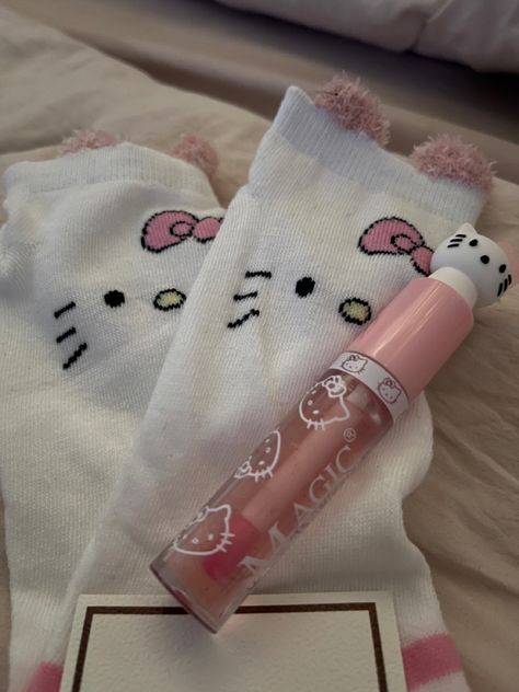 Hello Kitty Gifts, Images Hello Kitty, Hello Kitty Makeup, Hello Kitty Rooms, Kitty Clothes, Hello Kitty Clothes, Hello Kitty Aesthetic, Hello Kitty Accessories, Hello Kit