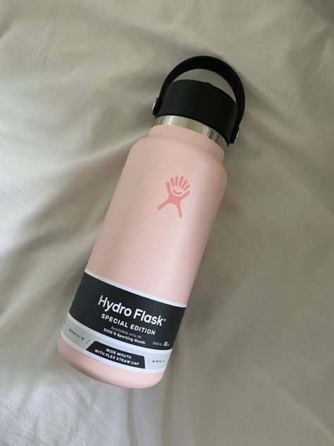 Hydroflask Aesthetic Pink, Pink Hydro Flask, Sanrio Items, Hydro Flask Water Bottle, Trendy Water Bottles, Flask Water Bottle, Pink Lifestyle, Cute Water Bottles, Gift Inspo