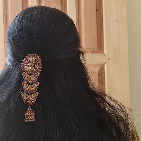 " Jada billa" Rs499/- Each Ladies come let's Style this hair accessories to look more Ethnic in your Outfit . To Place Order Dm @gaanafashion . . . #jadabilla #hairaccessories #traditionalcollection #bridesmaids #mysorejewels #gaanafashion Hair Accessories Indian Wedding, Hairstyle With Accessories Indian, Hair Accessories For Indian Bride, Latest Hair Accessories Indian, Bridal Hair Accessories Indian, South Indian Hair Accessories, Hair Jewellery Indian, Jada Gold Design, Girly Hair Accessories