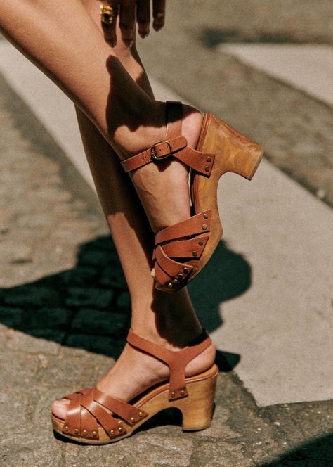 Isabelle Clogs - Smooth Camel - Bovine leather - Sézane Heels Outfits Dress, Summer Heels Outfit, Casual Heels Outfit, Jeans Heels Outfit, High Heel Clogs, Heels Aesthetic, Jeans With Heels, Heels Outfits, Summer Heels