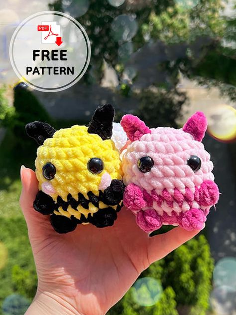 Plushie Crochet Bumble Bee Keychain Free Pattern Crochet Amigurumi Bee Free Pattern, Crochet Antenna, Crochet Bee Plushie Pattern, Mini Plush Amigurumi, Crochet Mini Bee Free Pattern, Crochet Small Plushies Free Pattern, Free Crochet Bee Pattern, Free Bee Crochet Pattern, Free Mini Amigurumi Patterns