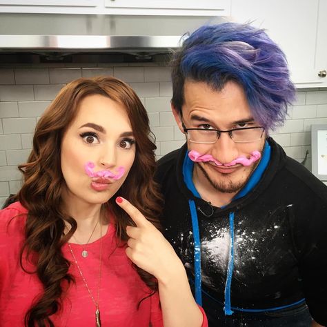 Markiplier (Mark Fischbach) and Rosanna Pansino did a collab! Rosana Pansino, Rosanna Pansino Nerdy Nummies, Nerdy Nummies, Rosanna Pansino, 2010s Nostalgia, Famous Youtubers, Jack And Mark, Tyler Oakley, Phil Lester