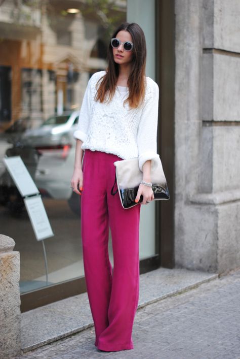 Como não amar essa produção? Quero já essa calça pantalona pink, ela deixa qualquer look mais chique! E combinou super bem com a blusa branca Palazzo Dress, Jean Rose, Marlene Hose, Trouser Outfit, Africa Dress, Pink Trousers, Cool Winter, Pink Pants, Pink Outfits